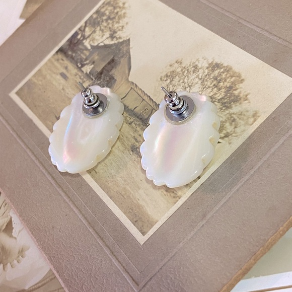 Vintage Mother of Pearl Scalloped Iridescent Shell Pierced Ear Earrings - Picture 13 of 16